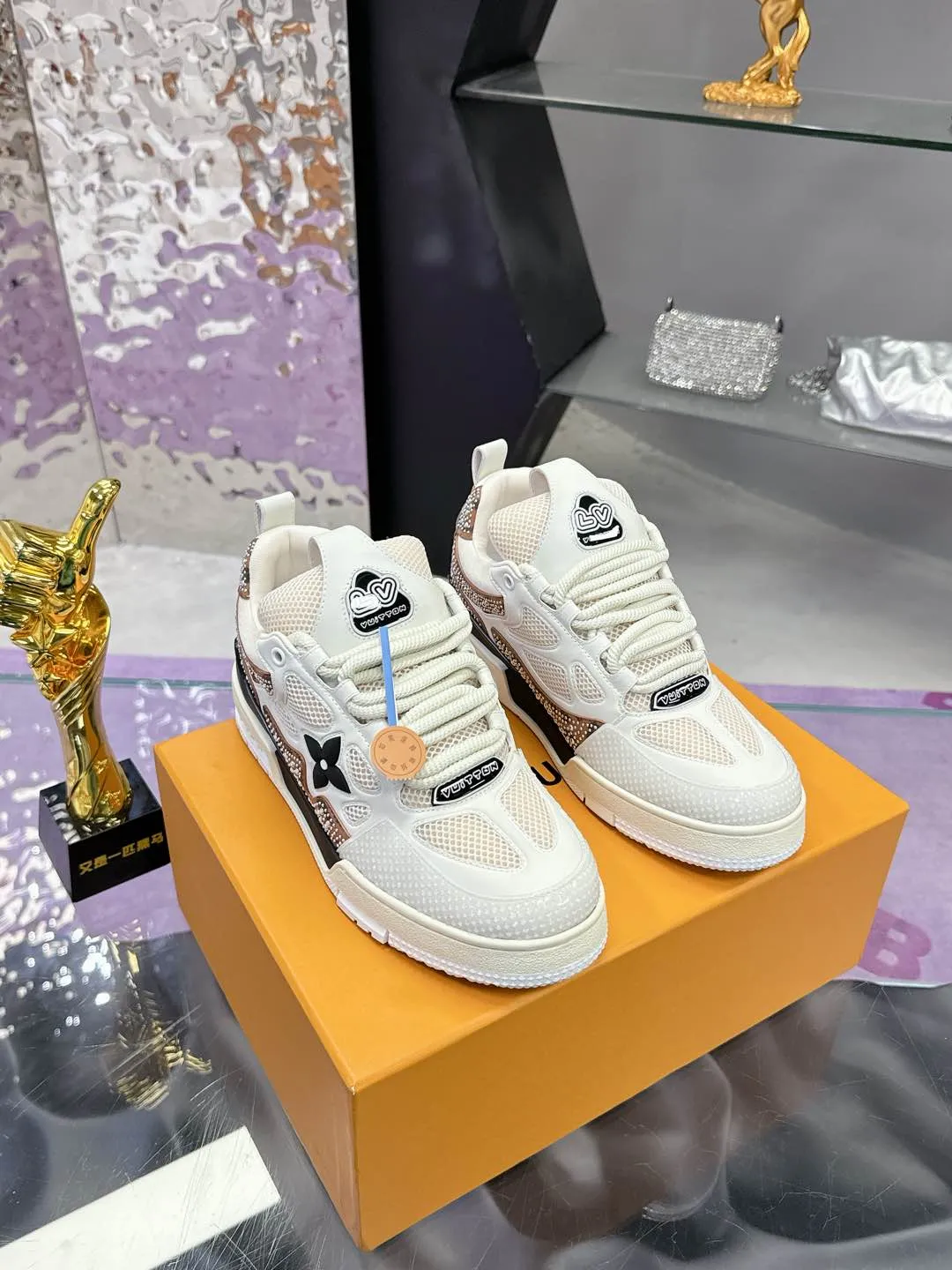 Men's shoes 💰900❤️❤️❤️ 𝙇𝙑 Bread shoes have added new colors 💓 Craftsmanship series 𝟐𝟎𝟐5/𝐒𝐒 𝐧𝐞𝐰 Louis Vuitton catwalk skate shoes are popular, LOUIS VUITTON Trainer is undoubtedly one of the most successful Sneakers launched by luxury brands, but the pace of exploration will not stop. LOUISVUITTON will also bring a new series of skateboard shoes in the spring of 2025. The new series in the picture returns to the 90s Chunky Skate Shoes look and feel. The uppers are made of leather and mesh. The fat silhouette and thick shoelaces are very eye-catching. It is expected to have quite a few colors like the Trainer. Judging from the previous DIOR show skate shoes, this chunky style may be even stronger next year. 💎 Size: Female 35-40 Male 39-46